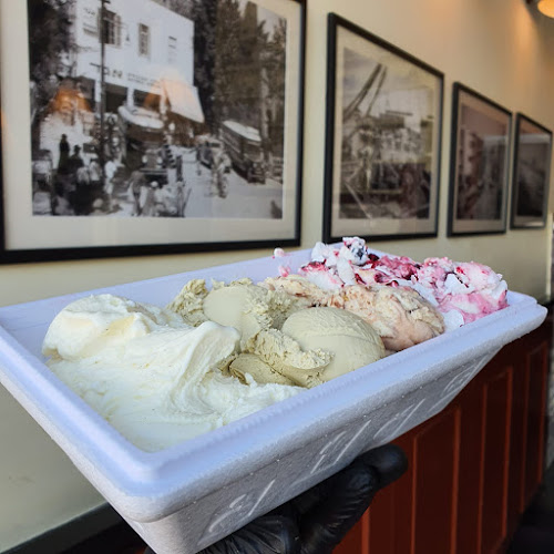 גלידת נווה צדק, נמל ת״א - הסעדה