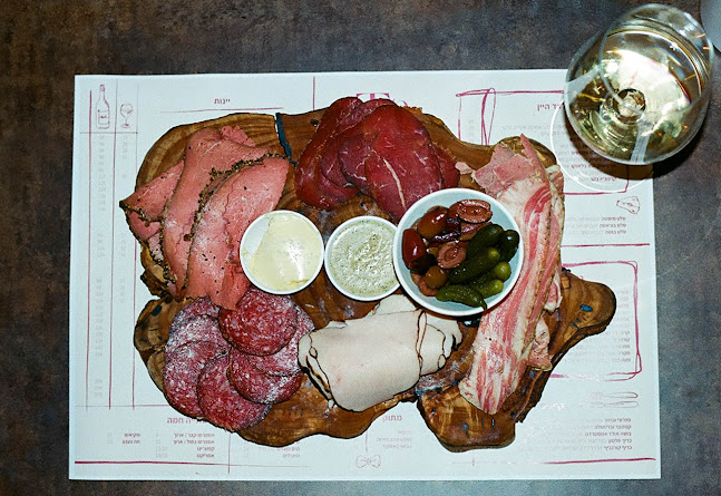 Tinto - Deli & Tapas Bar - הסעדה