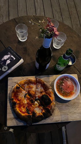 H wine bar - הסעדה