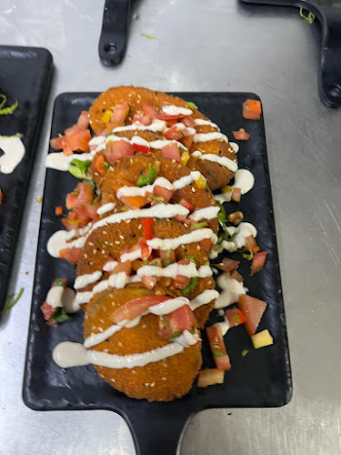 החופר 18, יהושע רבינוביץ 1, חולון