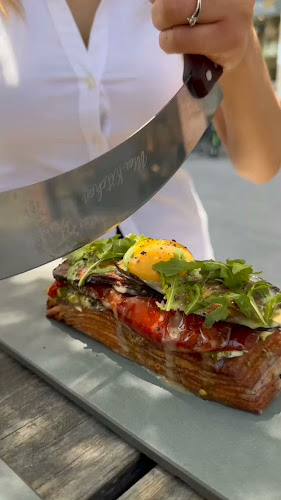 רחלי ור ניר (מסעדת קרואסונים)