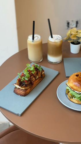 רחלי ור ניר (מסעדת קרואסונים) - הסעדה