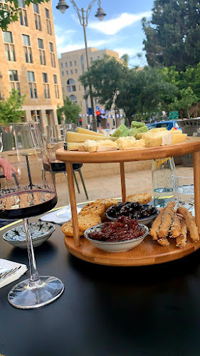 יין וחברים - הסעדה