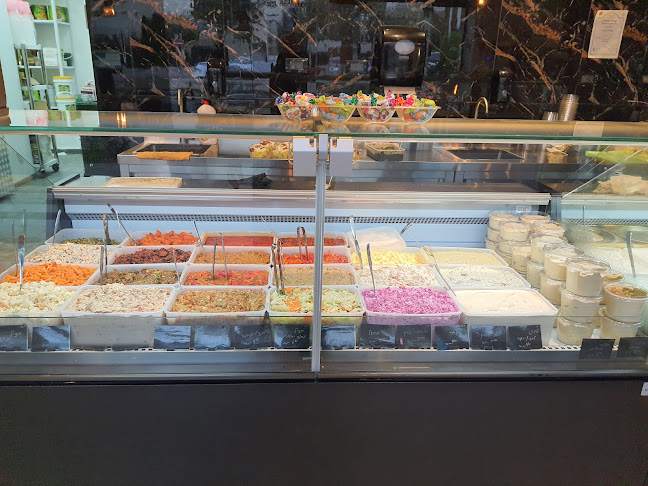 מעדניית האחים - הסעדה