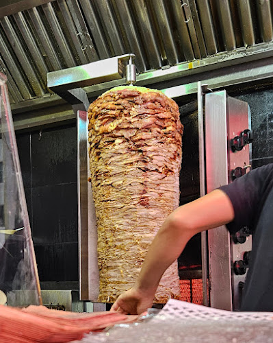 בגט הזהב של גרשון - הסעדה