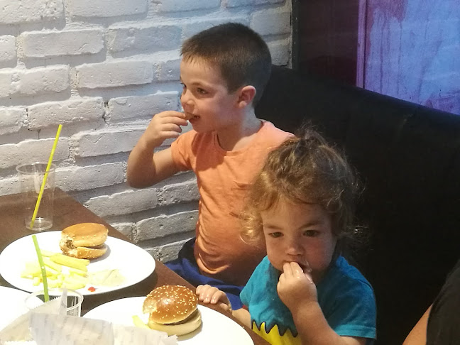 בורגרים קיבוץ עינת, כשר למהדרין בשר חלק - הסעדה