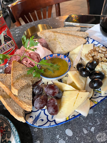 ביאטריס סָלוֹן - הסעדה