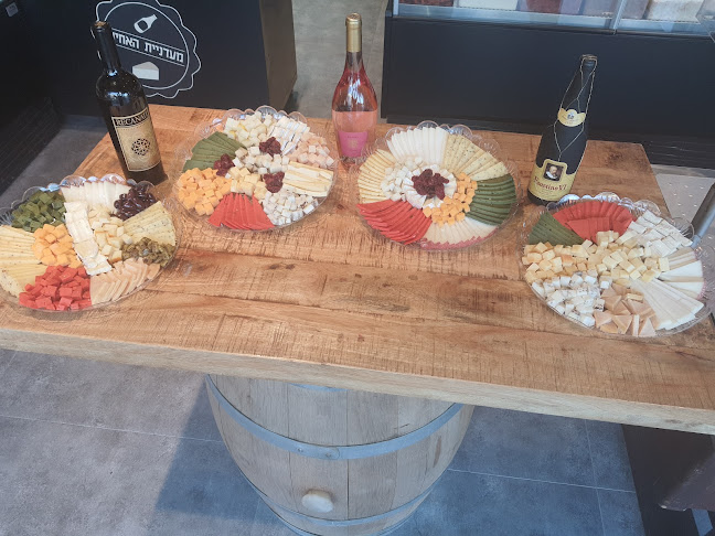 מעדניית האחים - הסעדה