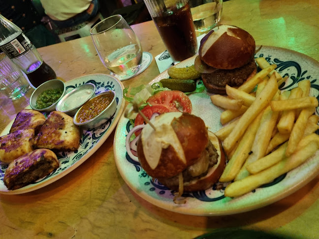 AKBAR בשוק הפשפשים אקבר - בר מסעדה - תל אביב-יפו