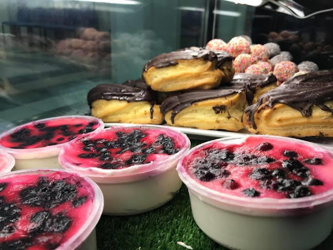 Coffee & Bakery | Cafe Eyal | Home Made Sandwiches קפה אייל | כריכים בעבודת יד | קפה ומאפים שווים במיוחד - הסעדה