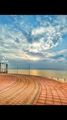 הום ביץ - הסעדה