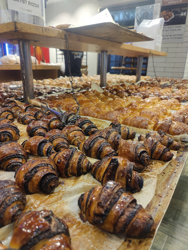 בן ציון גליס פינת, משה שוולב 30, פתח תקווה