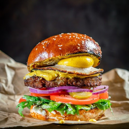 AKBAR בשוק הפשפשים אקבר - בר מסעדה