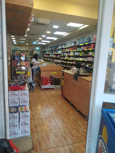 פיצוחי מנצור - הסעדה