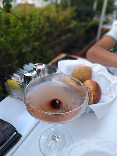 R&D by Benedict - הסעדה