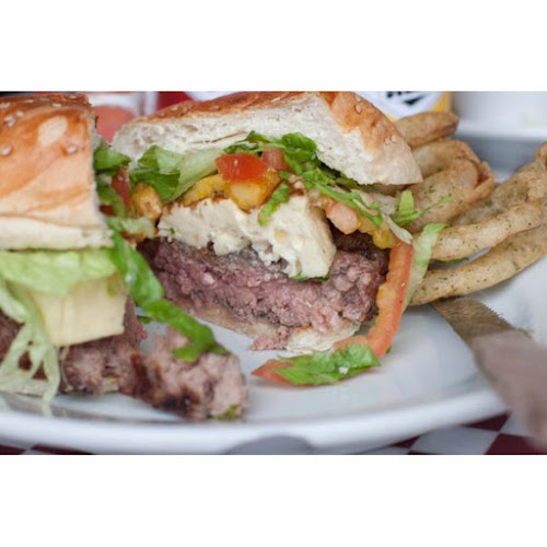 אגאדיר בורגר נחלת בינימין - הסעדה