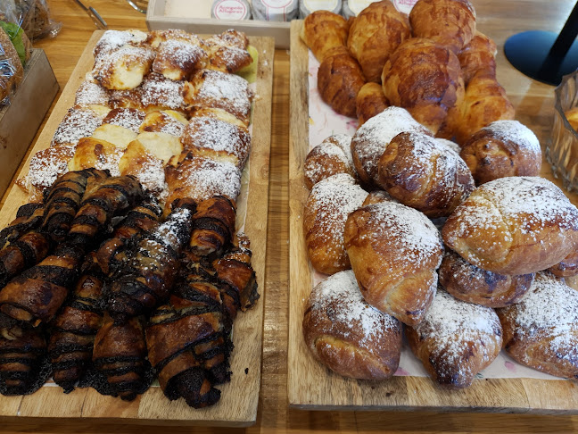 רחליז Rachely's - בית קפה ומאפה גני תקווה - הסעדה