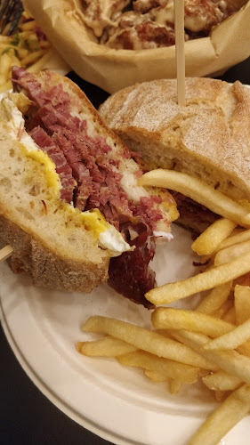 האטץ' - הסעדה