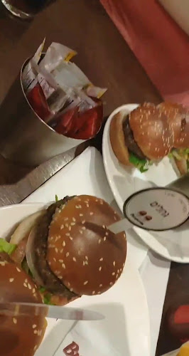 בורגרים קיבוץ עינת, כשר למהדרין בשר חלק - הסעדה