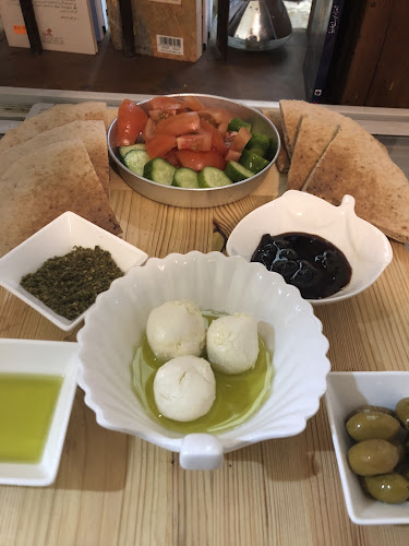 Almaha Book Store & Cafe - הסעדה