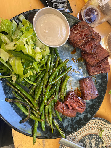 AKBAR בשוק הפשפשים אקבר - בר מסעדה - הסעדה