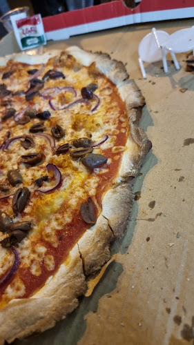 פיצה עגבניה - הסעדה