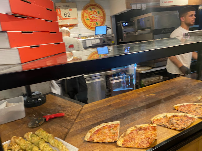 פיצה עגבניה פ"ת | כשר - פיצה איטלקית | סלטים בהרכבה אישית - הסעדה