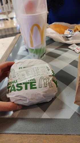 Opinii despre מקדונלד'ס - עכו (קניון עזריאלי) în עכו - הסעדה
