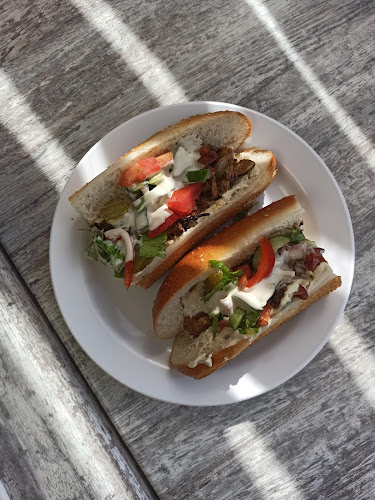 חומוס קבב (מסעדת חומוס ובשרים על האש) - הסעדה