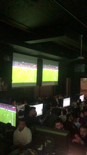 אימון ספורט ופאב משחק - הסעדה