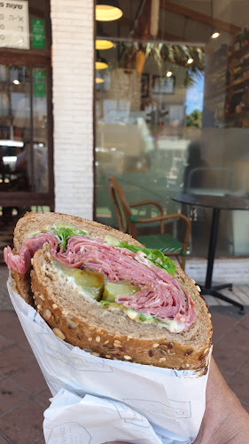 מעדניית לבקוביץ' - הסעדה