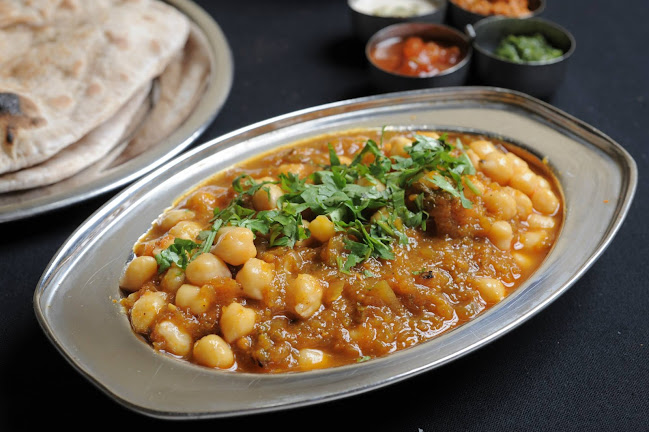 צ'אנדרה. אמיר אהרון - הסעדה