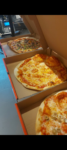 פיצה עגבניה פ"ת | כשר - פיצה איטלקית | סלטים בהרכבה אישית - פתח תקווה