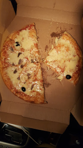 שיר לפיצה - הסעדה