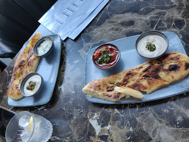 דוניס דגים ויין - הסעדה