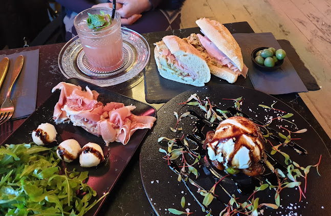 אגתה - הסעדה