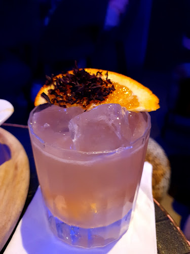 ג'ין קלאב סאפרים - הסעדה