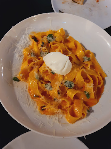 דולצ׳ה - פיצה נאפוליטנית - הסעדה