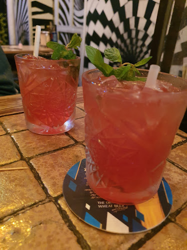 AKBAR בשוק הפשפשים אקבר - בר מסעדה - הסעדה