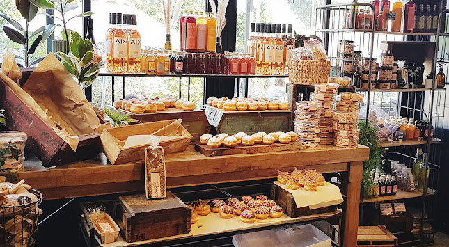 תל יצחק בייקרי