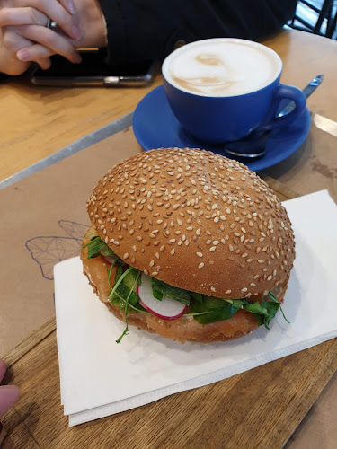 היכל מנורה מבטחים, יגאל אלון 51, תל אביב-יפו