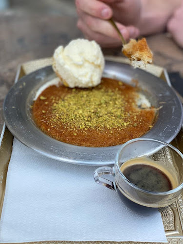 כנאפה זוהרה - הסעדה