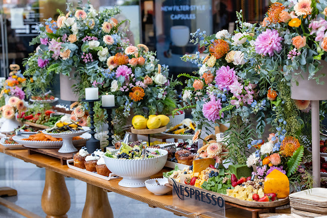 מעדנייה מקומית - הסעדה