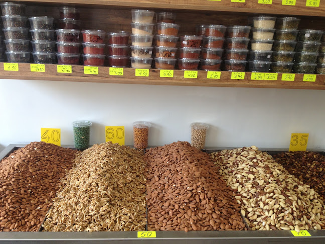 שוק פירות יבשים ופיצוחים - נתניה