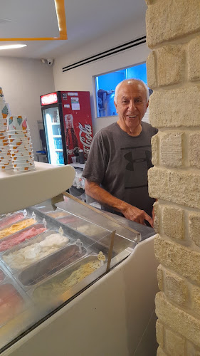 מיכאל גלידה מסטיק - הסעדה