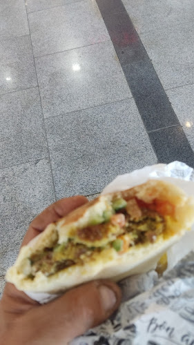 פלאפל האחים - הסעדה