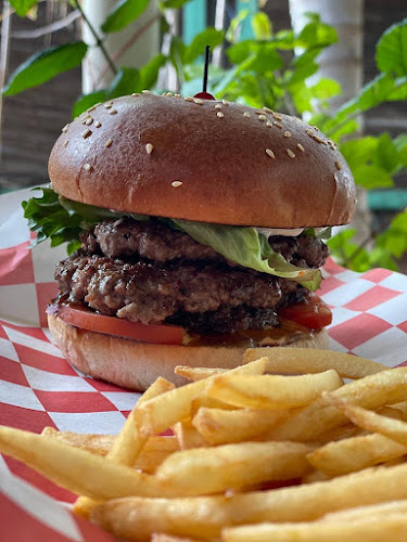 האדומה פוד טראק עם בשר מהגולן - רמות