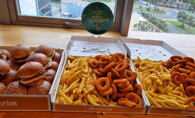 בורגרים קיסריה, כשר בשר חלק - הסעדה