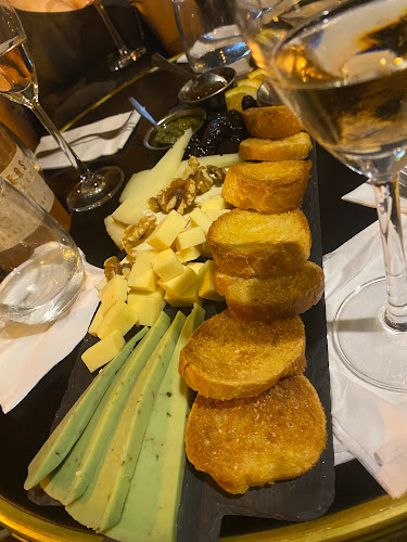 Comentarii opinii despre יין וחברים