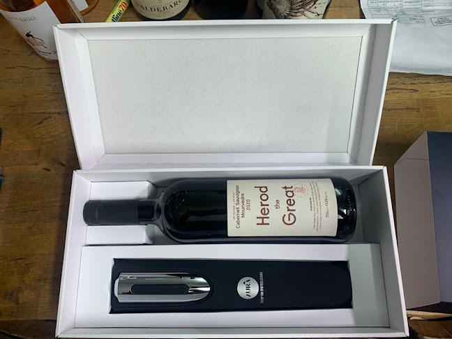 יין וחברים Wine and Friends